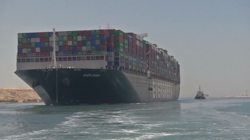 Video: 106 dní čekání. Loď Ever Given opustila Suezský průplav